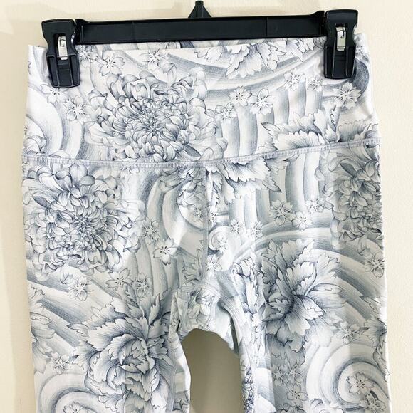 Lululemon Gray/White Floral Wunder Under High Rise Crop Women's Size 8 EUC - Picture 3 of 9